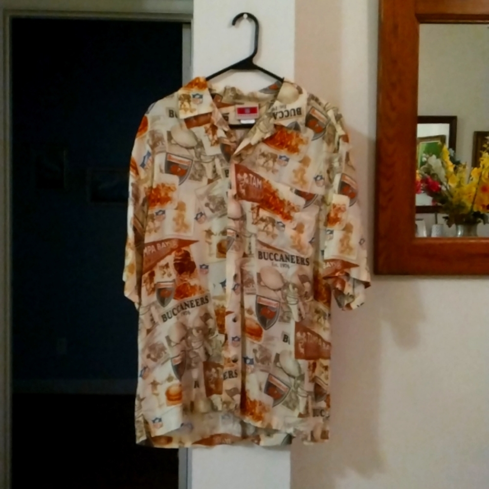 M vintage NFL Tampa Bay buccaneers button down shirt